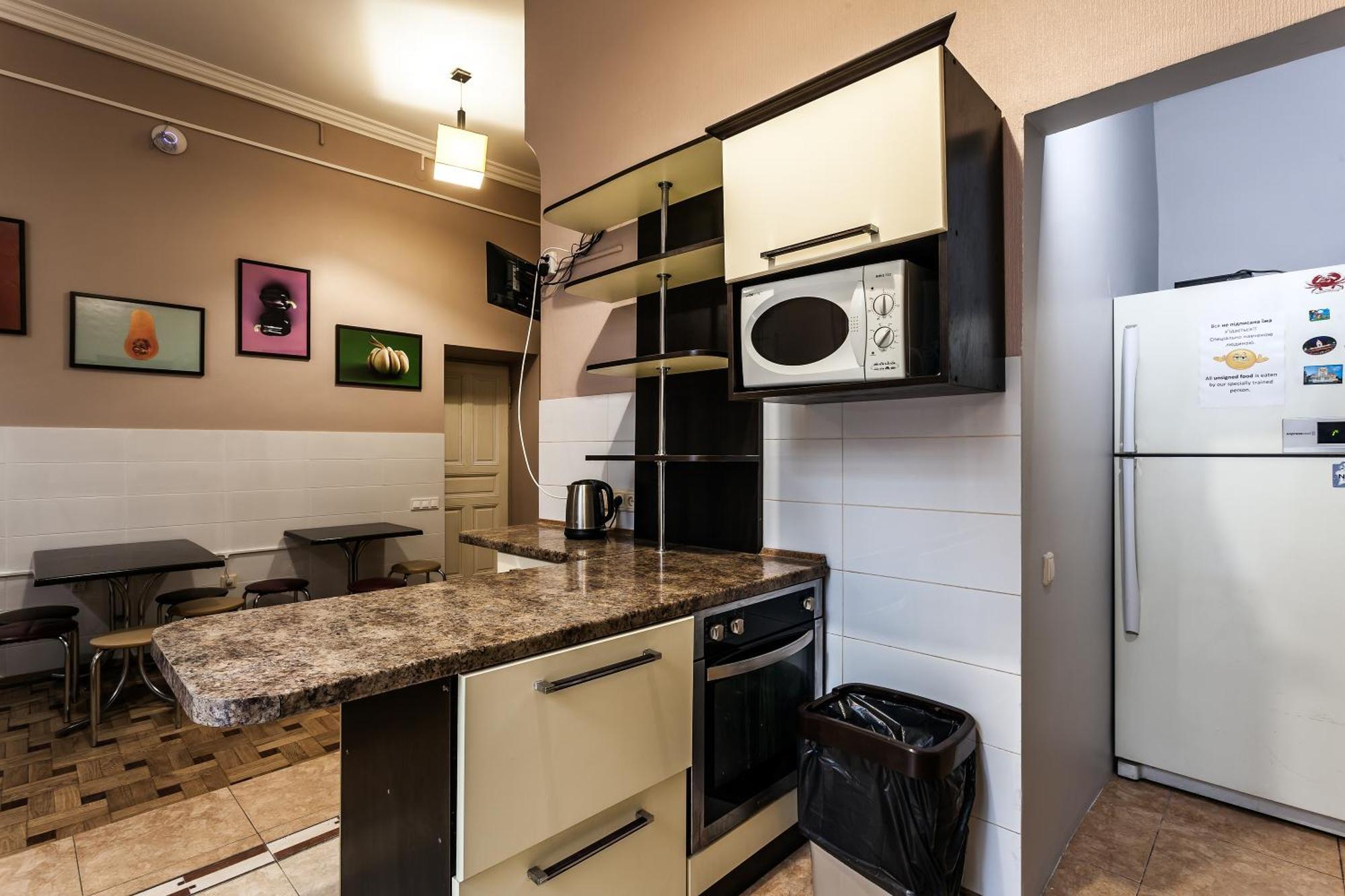 Leosphere Hostel Lviv Extérieur photo