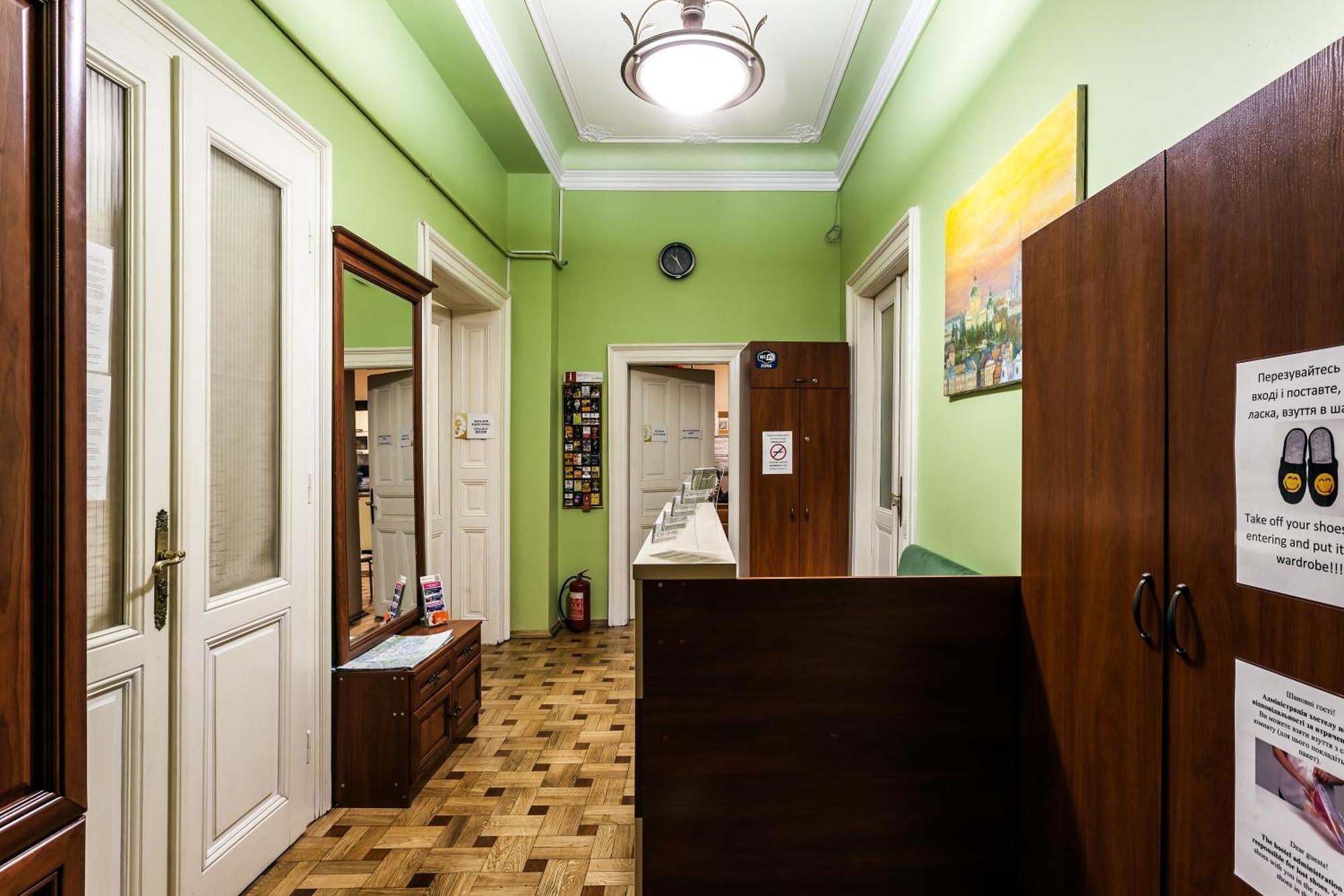 Leosphere Hostel Lviv Extérieur photo