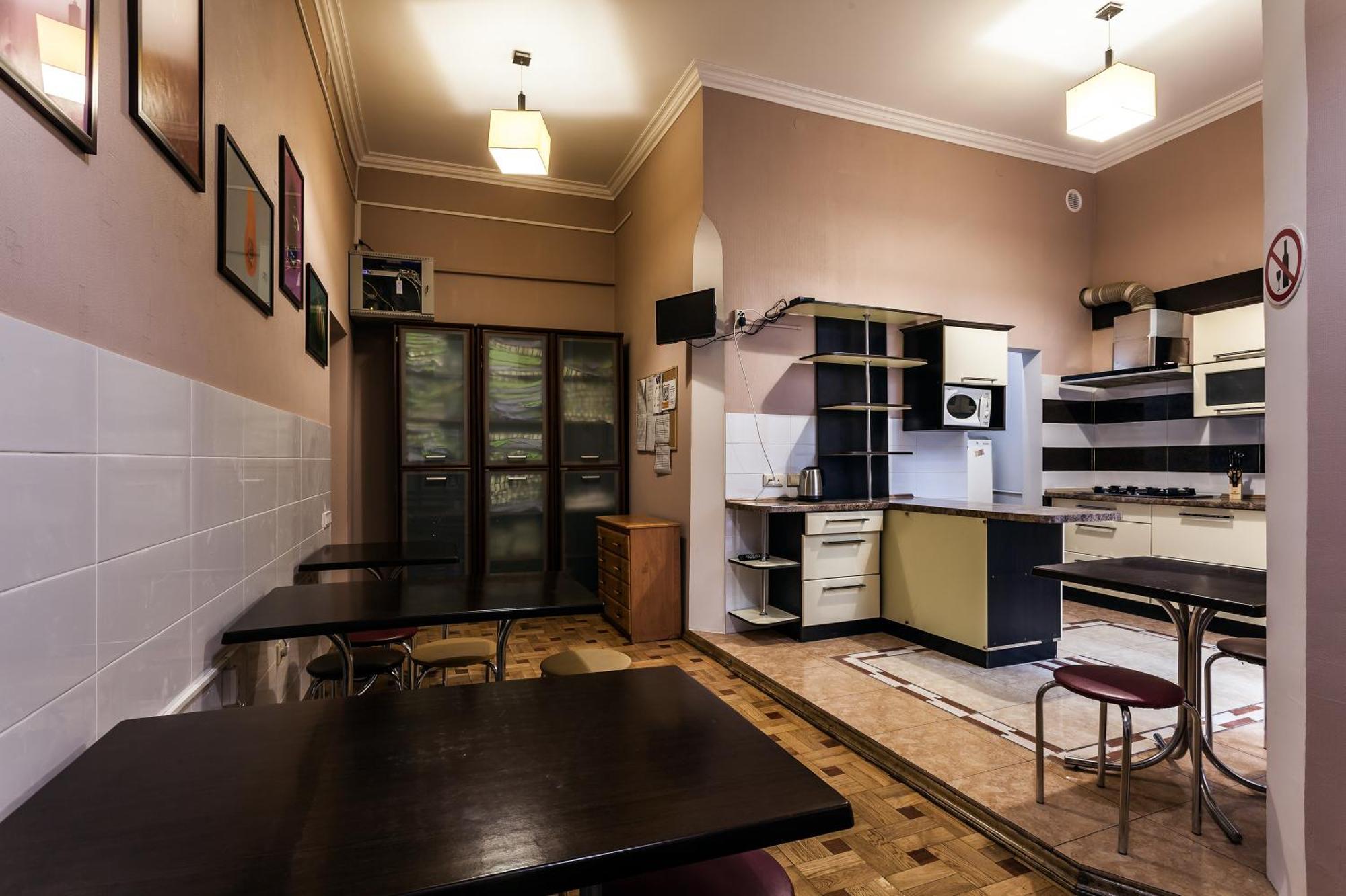 Leosphere Hostel Lviv Extérieur photo
