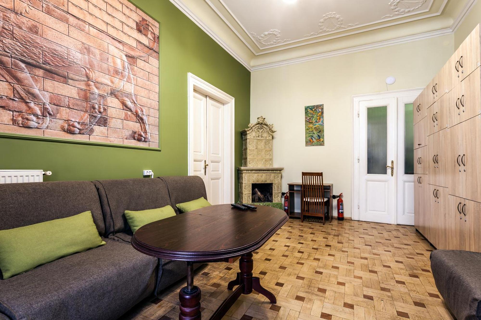 Leosphere Hostel Lviv Extérieur photo
