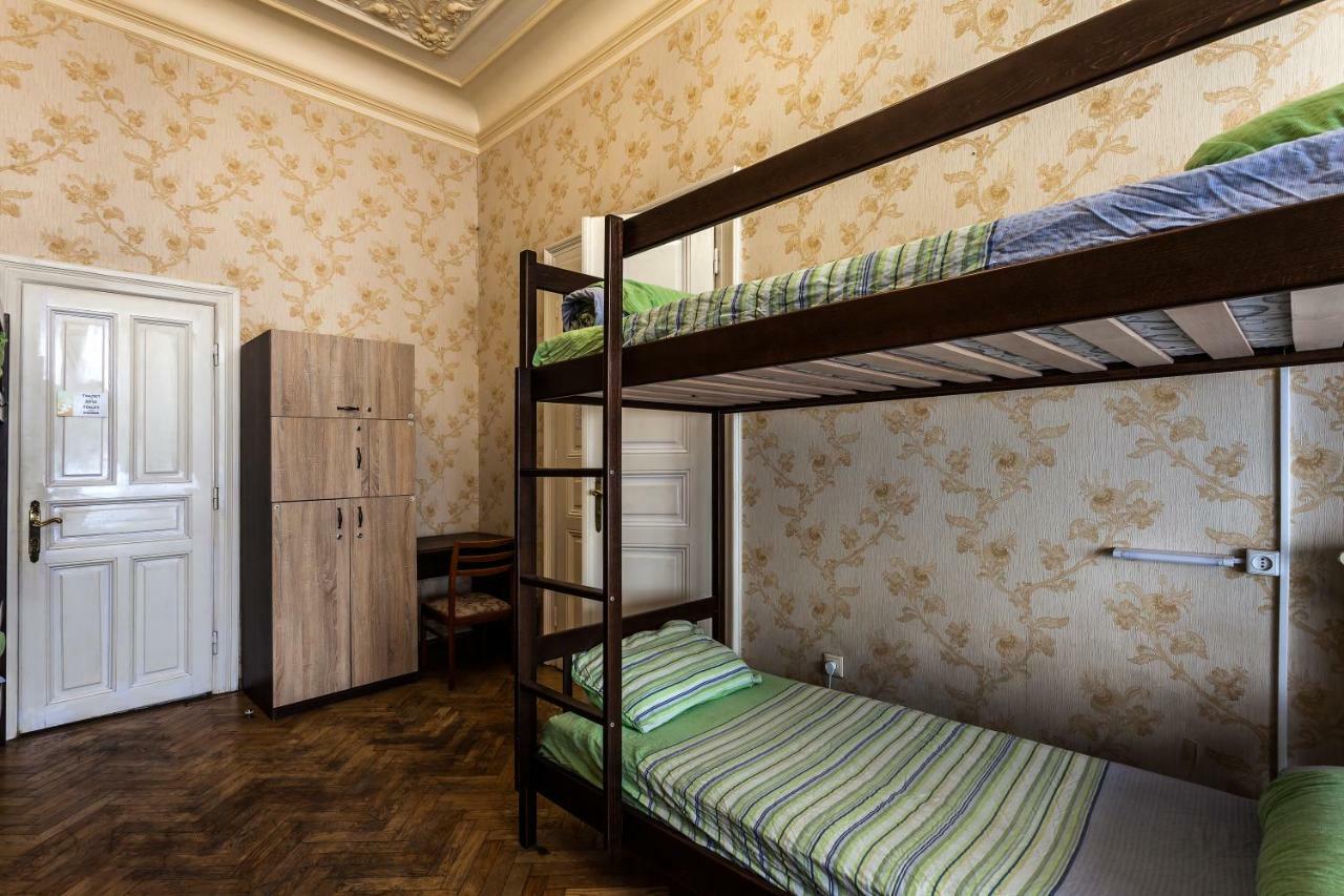 Leosphere Hostel Lviv Extérieur photo